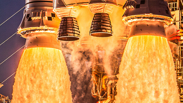 RS-25 engines at full thrust